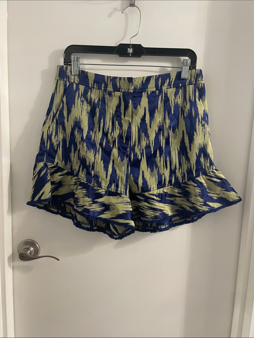 Cinq à Sept sz 8 Lexie Blue Green Ikat Print Ruffle Hem Back elastic Shorts